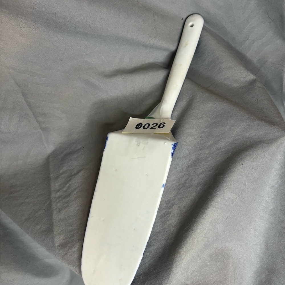 Vintage Blue Willow Blue and White Porcelain Cake Server - Picture 2 of 3